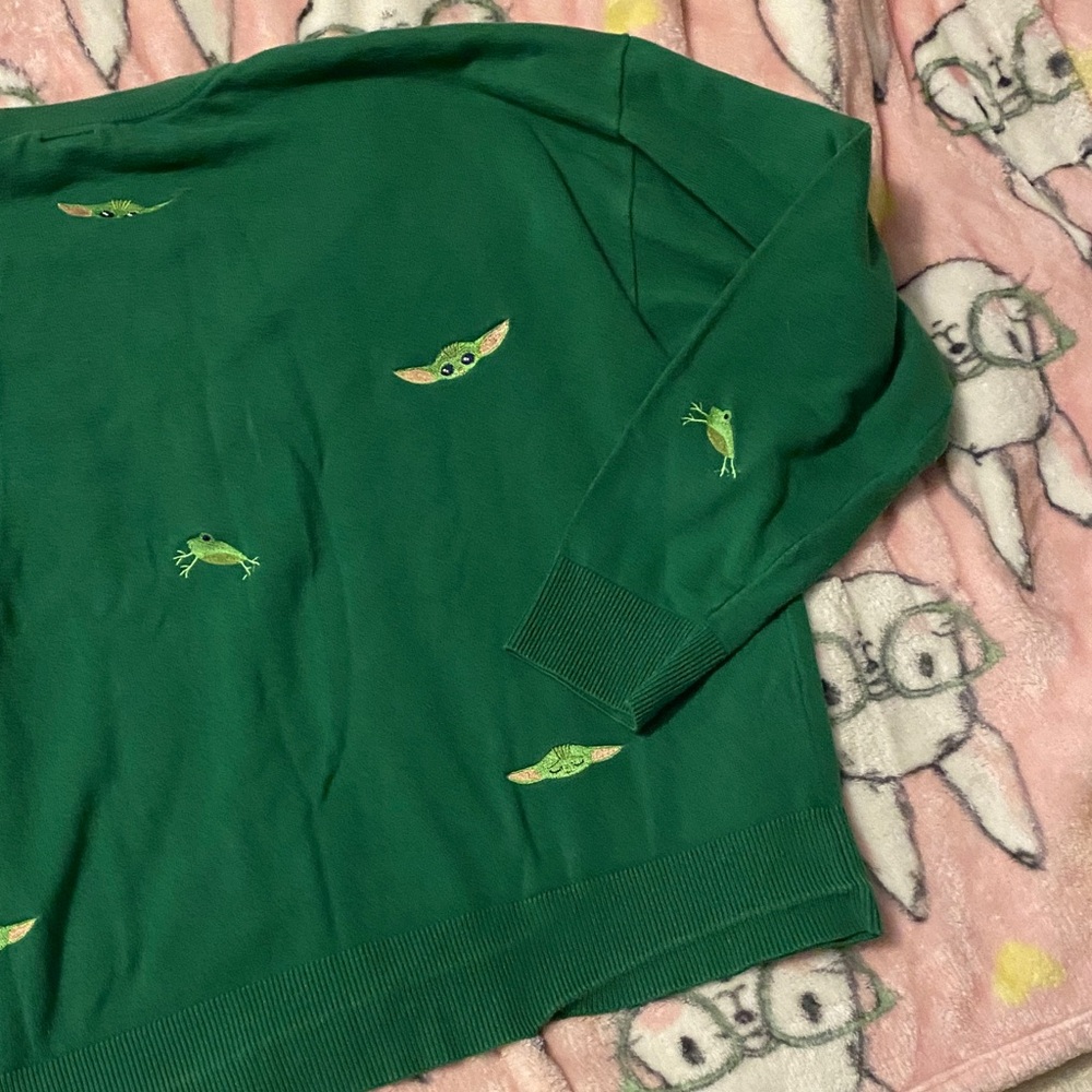 Knitted Star Wars baby yoda Women's Sweater with Embroidered Design - Picture 10 of 11